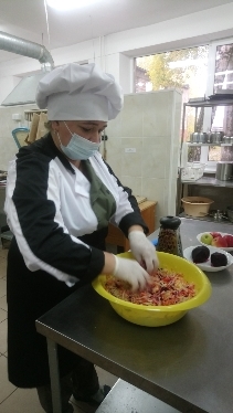 Приготовление блюда салат из свежей капусты